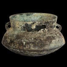 Vase bas en bronze � patine de fouilles